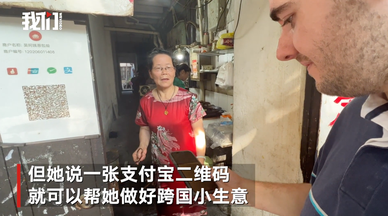 第一批机灵的外国淘金客，已经跑到了杭州小商品批发市场卡位