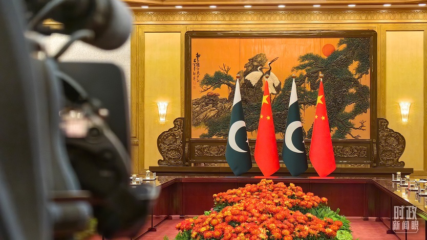 会见现场，中国、巴基斯坦两国国旗