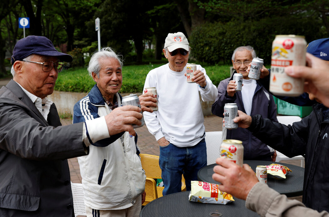 83岁的野村睦彦（音）和队友们干杯